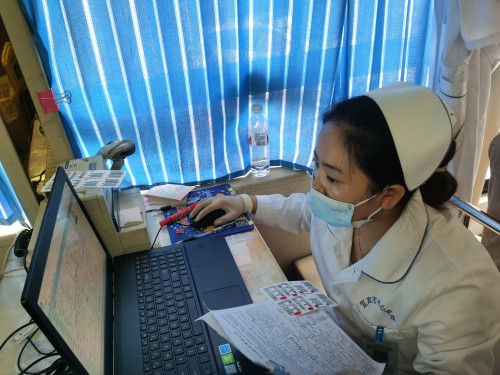 1631612003717730.jpg 工作人员正在认真筛卡中.jpg