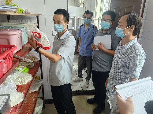 检查侯家镇学校.jpg