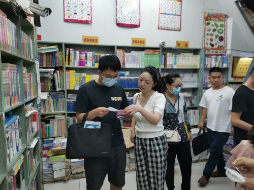 检查书店 筠连县委宣传部供图.jpg