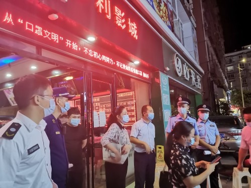 检查电影院 筠连县委宣传部供图.jpg