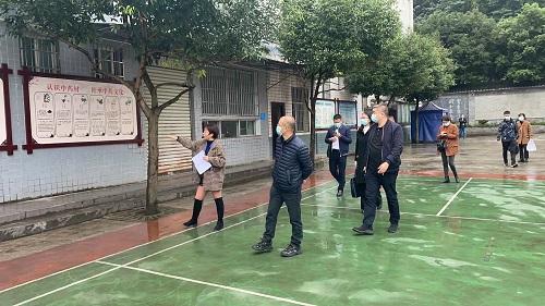 察看校园中医药文化 筠连宣传部供图.jpg