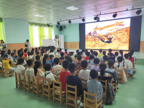 教师正在讲授经典幼儿绘本-中共筠连县委宣传部供图.jpg