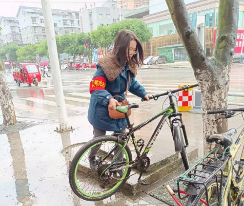 志愿者整理车辆停放 筠连县委宣传部供图.jpg