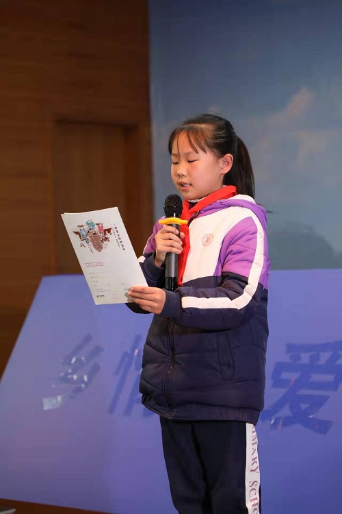 学生代表朗诵写给父母的一封信.jpg