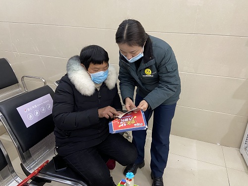 厅堂维护，为客户介绍产品1.jpg