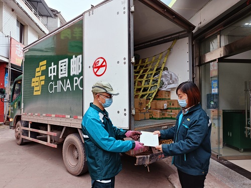 罗东文到达张场镇代办点，将邮件进行交接.jpg