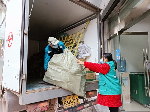 罗东文将邮件送达张场镇，正在下车.jpg