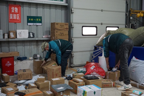 罗东文正在县邮件处理中心分拣、整理邮件1.JPG