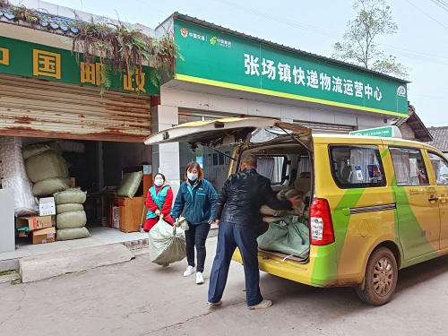 张场镇代办所将邮件交由“小黄车”.jpg