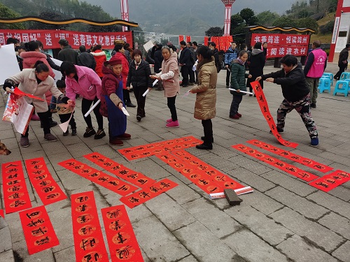 书法家们为群众写的春联 筠连县委宣传部供图.jpg