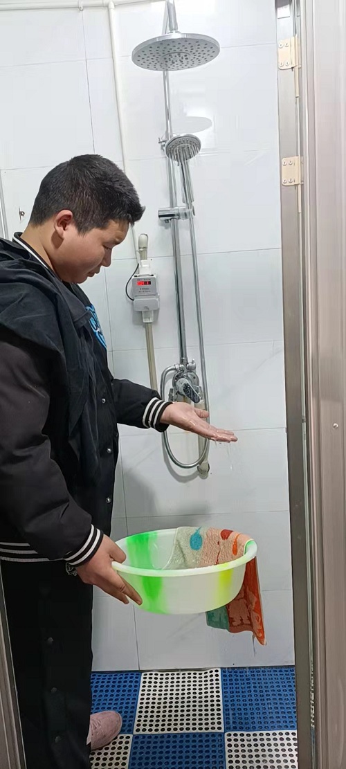周末留守寄宿学生膝上热水澡.jpg