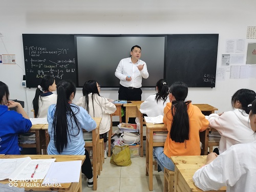 谢晓丹与学生交流.jpg