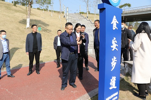 刘健（中）调研武胜县食品安全主题公园.JPG