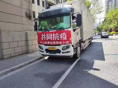 运送物资车辆驶入上海.jpg