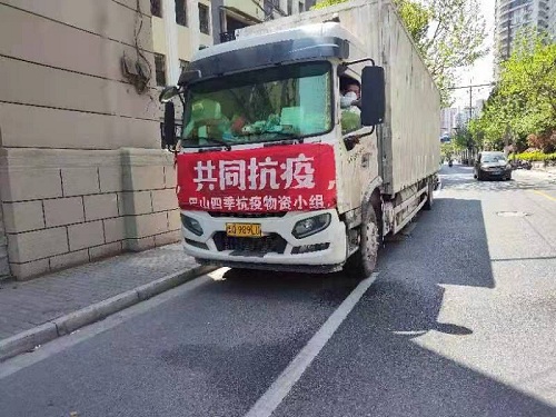 1649666931504652.jpg 运送物资车辆驶入上海.jpg