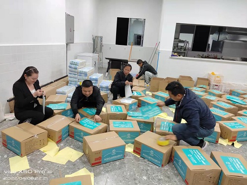 1649666932745343.jpg 正在分拣包装.jpg