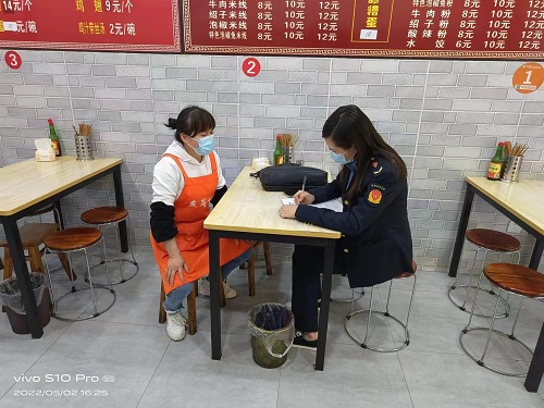 1峨眉山市市场监管局检查餐饮店食品安全.jpg