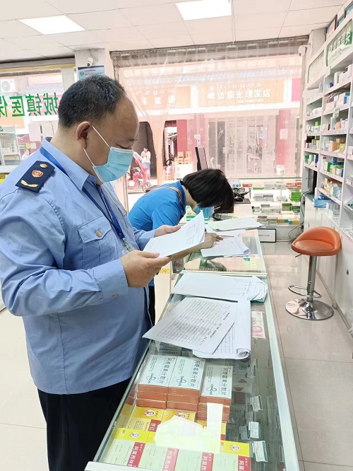3峨边县市场监管局开展药品安全检查.jpg