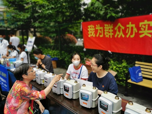 图1 帮扶队党员向居民宣将燃气表计量安全维护知识.jpg