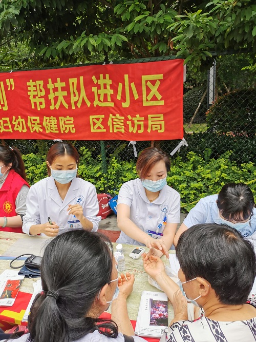 图2 市妇幼保健院专家为居民开展“健康义诊”.jpg