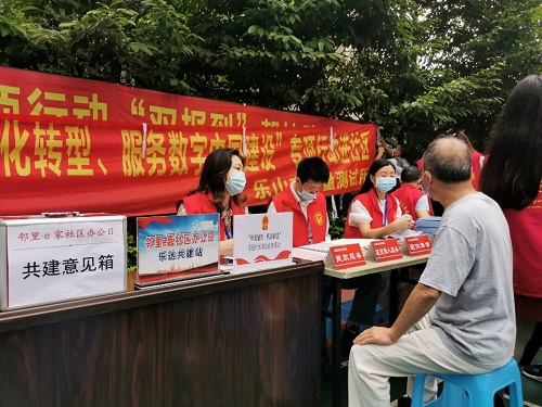 图3 帮扶队党员向居民开展现场法律咨询.jpg