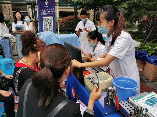 图4 专业验光师为居民提供免费验光服务.jpg